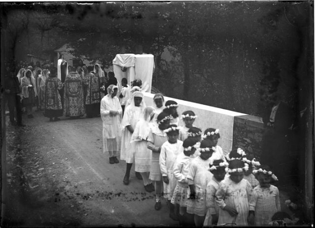 Processione per San Rocco e Santa Teresa sulla strada a Prugiasco