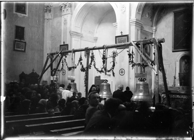 Gruppo di persone nella chiesa di Leontica in occasione della benedizione delle campane
