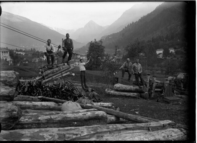 Boscaioli della Valtellina al lavoro a Corzoneso Piano