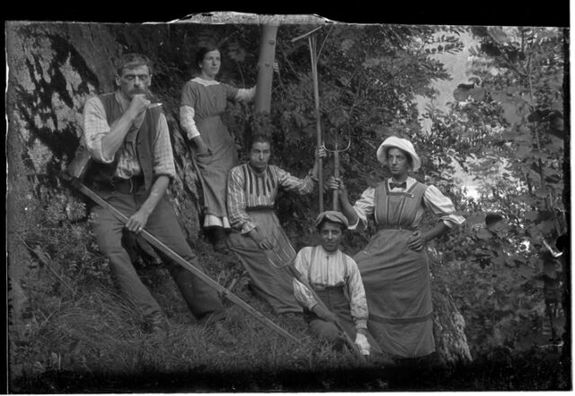 Famiglia di Roberto Donetta al lavoro in un bosco; a sinistra Roberto, al centro la moglie Linda