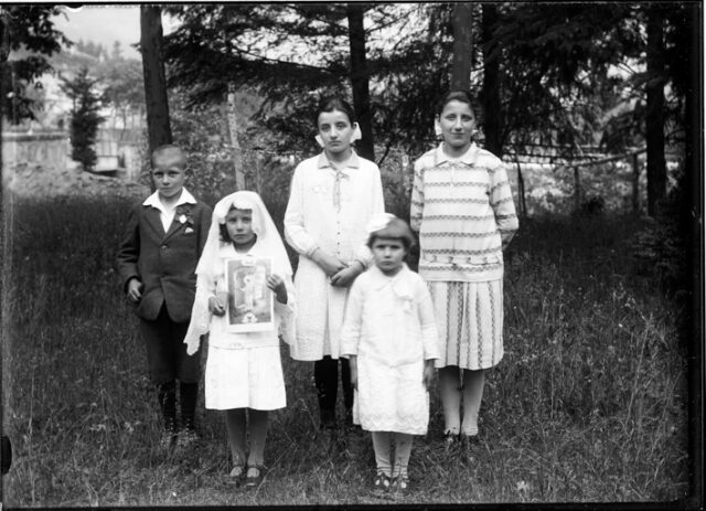 Cinque fratelli della famiglia Pezzatti in occasione della prima Comunione di Annita; da sinistra: Riccardo, Anita, Irene, Armida e Giuseppina