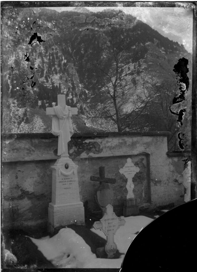 Tombe e lapidi della famiglia Angelo Gianella nel cimitero di Comprovasco