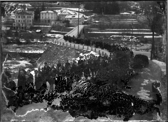 Processione funebre sul ponte di Acquarossa in direzione di Comprovasco