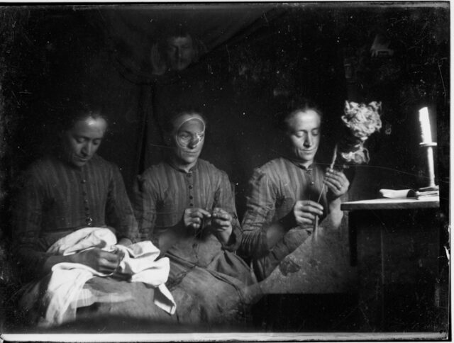Tre donne in un interno al lavoro; a destra: Linda Donetta