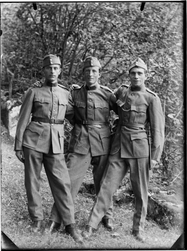 Tre militari all'aperto; da sinistra: Guglielmo Donetta, Pierino Bozzini e Antonio Bozzini