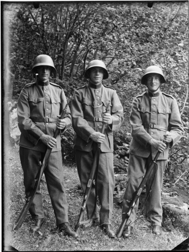Tre militari all'aperto; da sinistra: Guglielmo Donetta, Antonio Bozzini e Pierino Bozzini