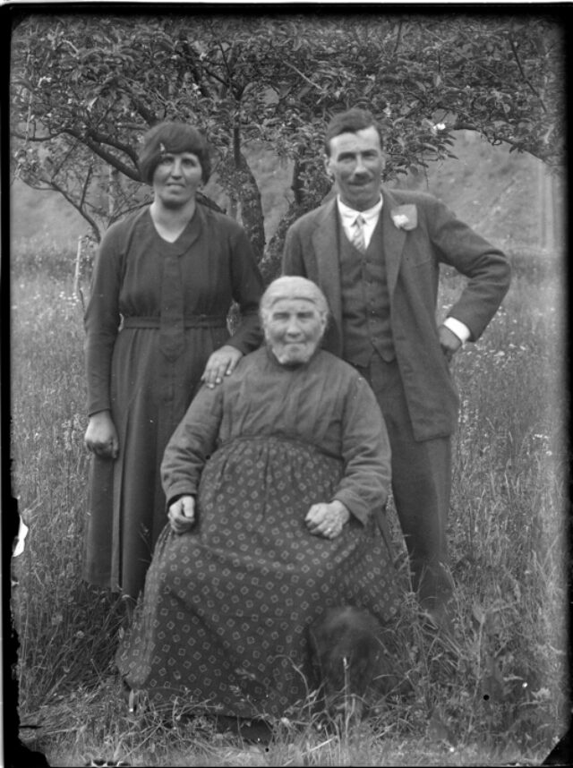 Clotilde Conceprio con il marito Antonio e la madre Candida in mezzo a un prato