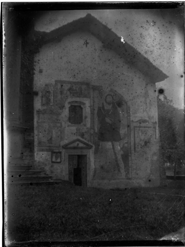 Sagrato e facciata decorata della chiesa di Malvaglia