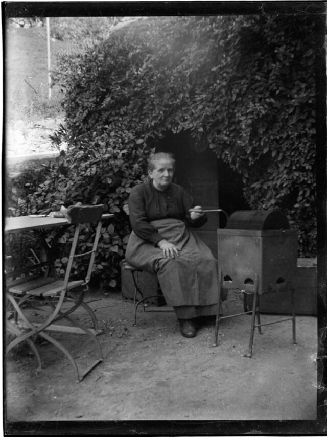 Antonietta Bozzini seduta in giardino con un tostino per caff?