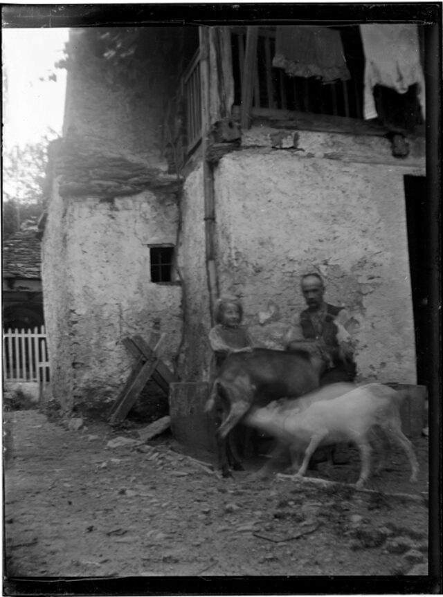 Massimo De Bartolomei con la figlia Fernanda e due capre davanti a una casa a Corzoneso