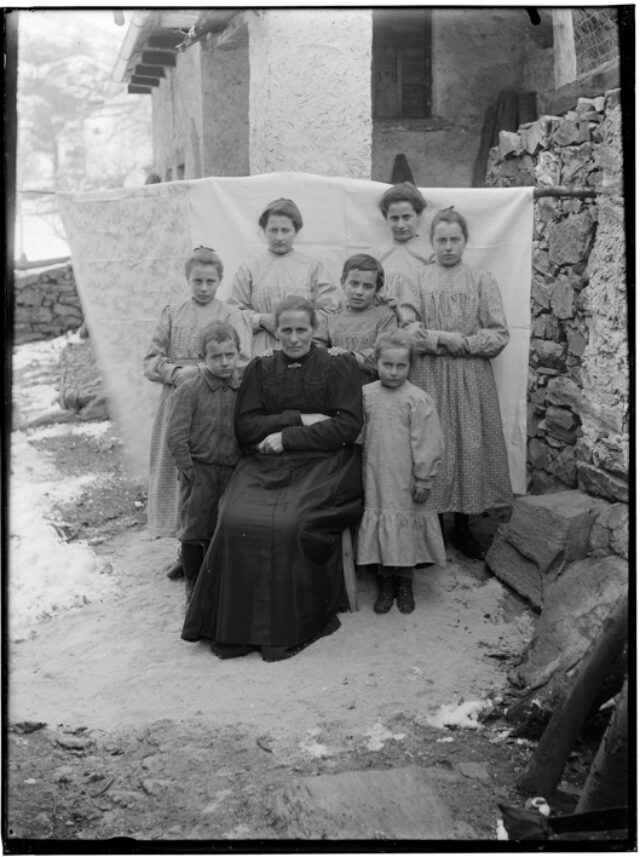 Rosina Bozzini con i figli davanti a un fondale all'aperto