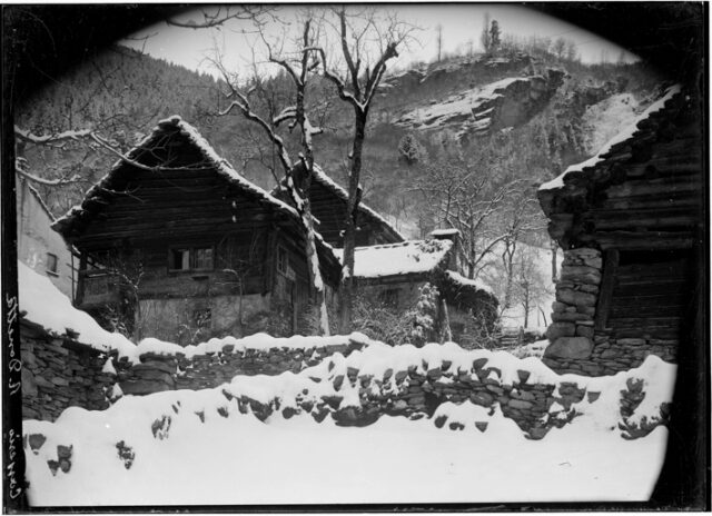 Case a Casserio sotto la neve
