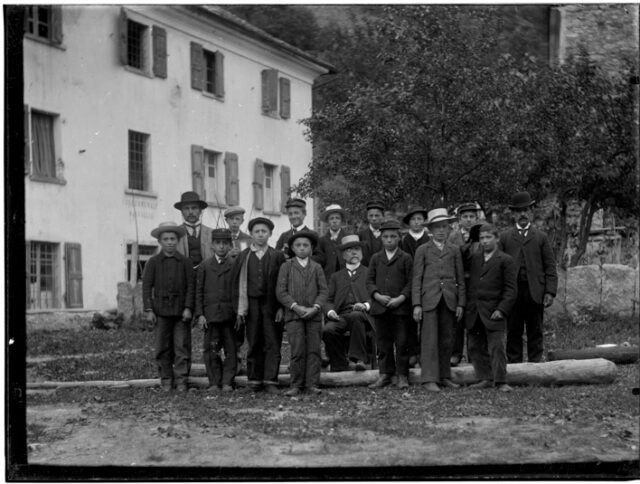 Gruppo di uomini e ragazzi davanti alla casa comunale di Malvaglia