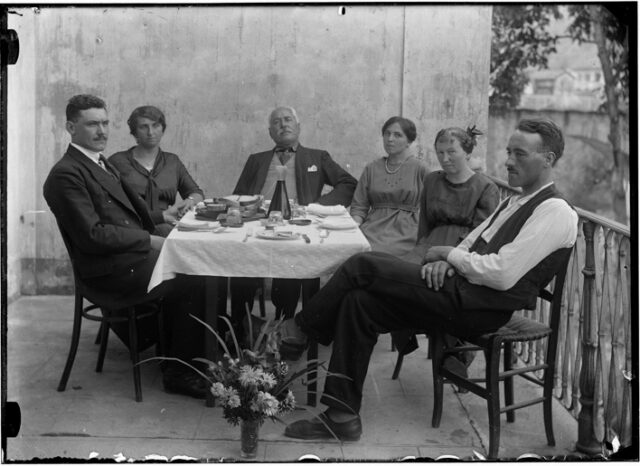 Gruppo di donne e uomini attorno ad una tavola imbandita