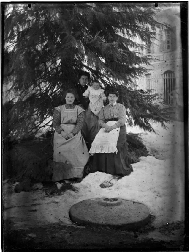 Tre donne con un neonato nel giardino di casa Belgeri