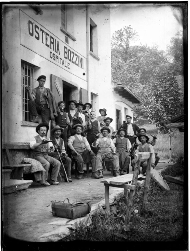 Gruppo di uomini davanti all'osteria ospitale a Corzoneso