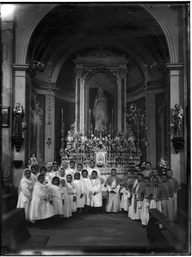 Gruppo di bambini e bambine nella chiesa di Dongio in occasione del cinquantesimo anniversario dell'apparizione della Madonna a Lourdes