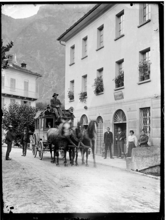 Carrozza con cavalli davanti all'ufficio postale di Ludiano