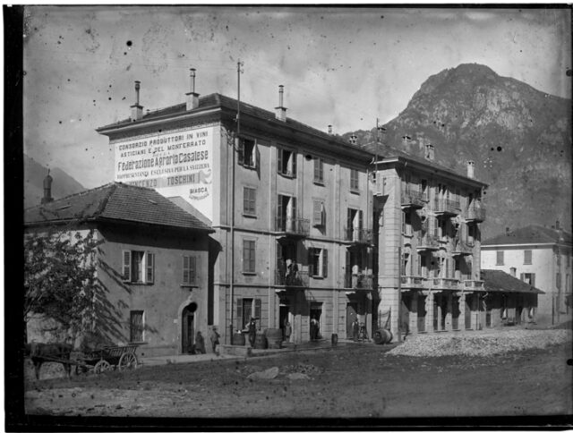 Case nei pressi della stazione di Biasca; in primo piano il commercio in vini di Vincenzo Toschini