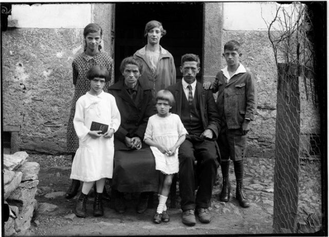Famiglia Veglio, donna e uomo seduti, quattro ragazze e un ragazzo, a Cumiasca