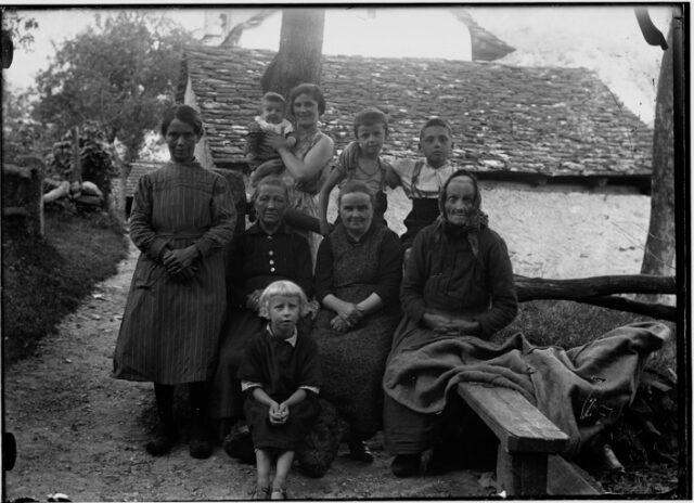 Gruppo di donne e bambini davanti ad una casa; Bambina seduta davanti: Dolores Berla; Prima da sinistra: Maria Vanazzi