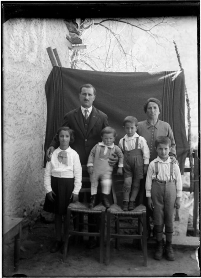 Famiglia Gianoli, padre, madre con due figli e due figlie