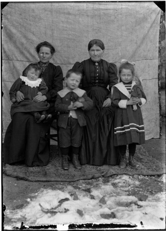 Famiglia Bozzini, due donne sedute con in braccio un neonato, un bambino e una bambina