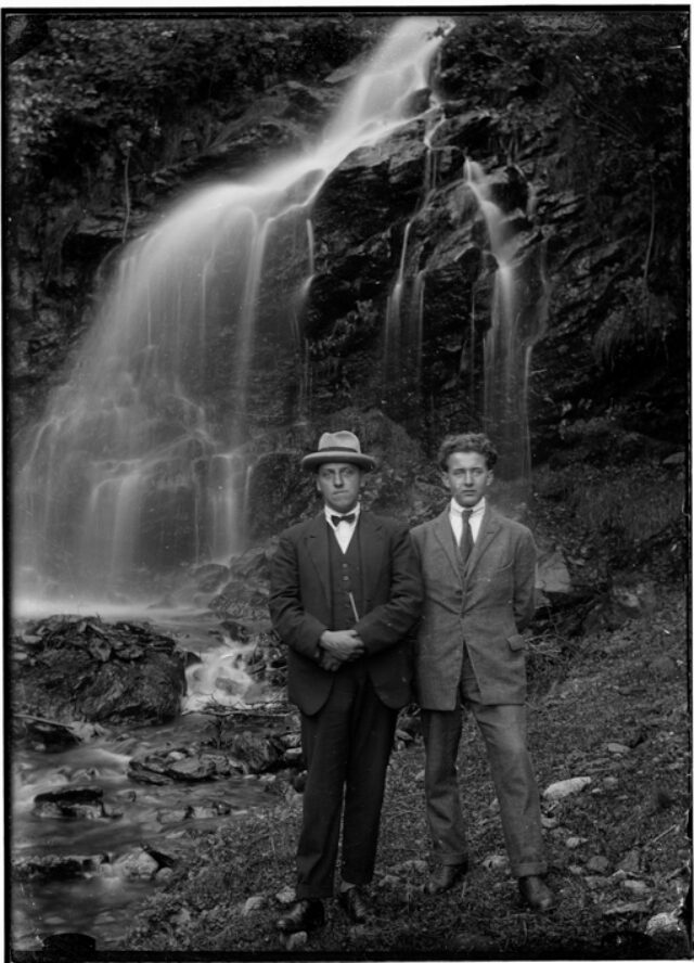 Due uomini, Enrico Donetta e Davide Bozzini, davanti ad una cascata