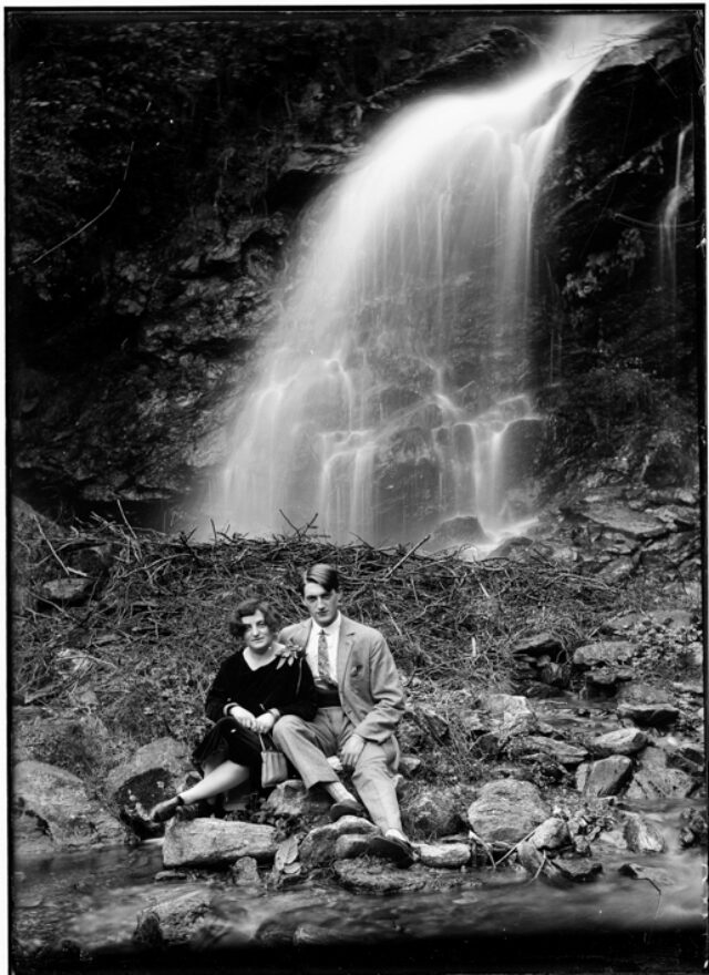 Giovane coppia davanti ad una cascata