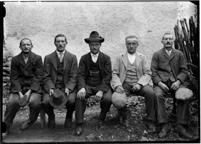 Cinque uomini seduti su una panca; secondo da sinistra: Giuseppe Frusetta; primo da destra: Salvatore Frusetta