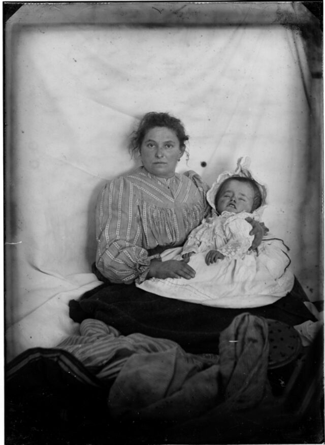 Donna stesa a letto con neonato
