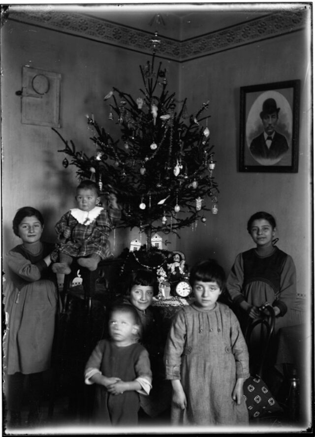Bambini della famiglia Pezzati con albero di Natale e presepe; da sinistra: Alice con la piccola Armida, Riccardo, Giuseppina, Irene e Silvia