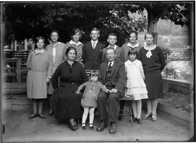 Famiglia di Angelo Bozzini, dietro da sinistra Lina, Aurelia, Eugenia, Luigi, Emilio, Alba, Pia, davanti da sinistra Giuseppina, Fausta, Angelo e Gemma