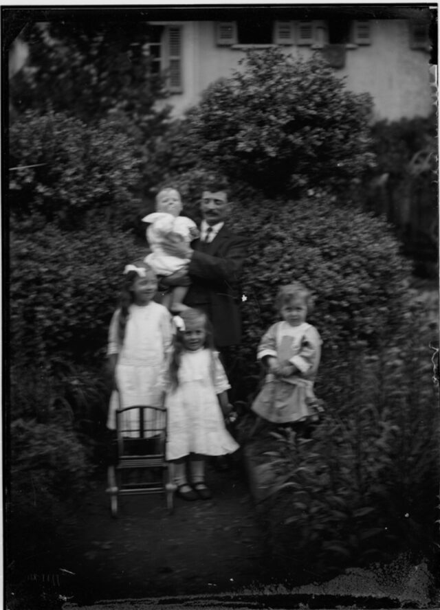 Ritratto di un uomo con dei bambini in un giardino