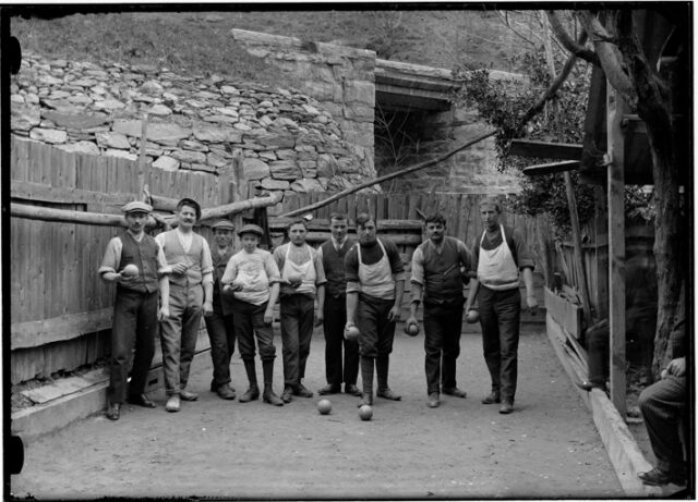 Ritratto di uomini in un campo di bocce, primo a destra Aurelio Bozzini