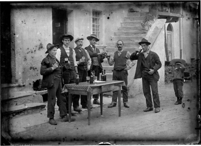 Ritratto di uomini che festeggiano bevendo del vino al Ristorante Tre Vie a Motto