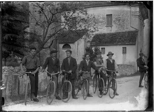 Gruppo di ciclisti davanti alla chiesa di Pollegio; da sinistra: Eugenio Aimi, ?, Geo Lanza detto Sacaton, Giuseppe Fumagalli, Guido Vanina e Tarquinio Delmu?