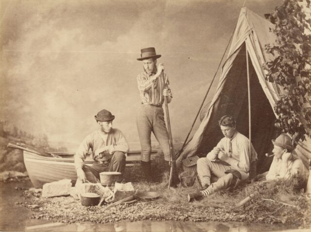 Vier junge Männer am Zeltplatz (Inszenierung), 1860er Jahre