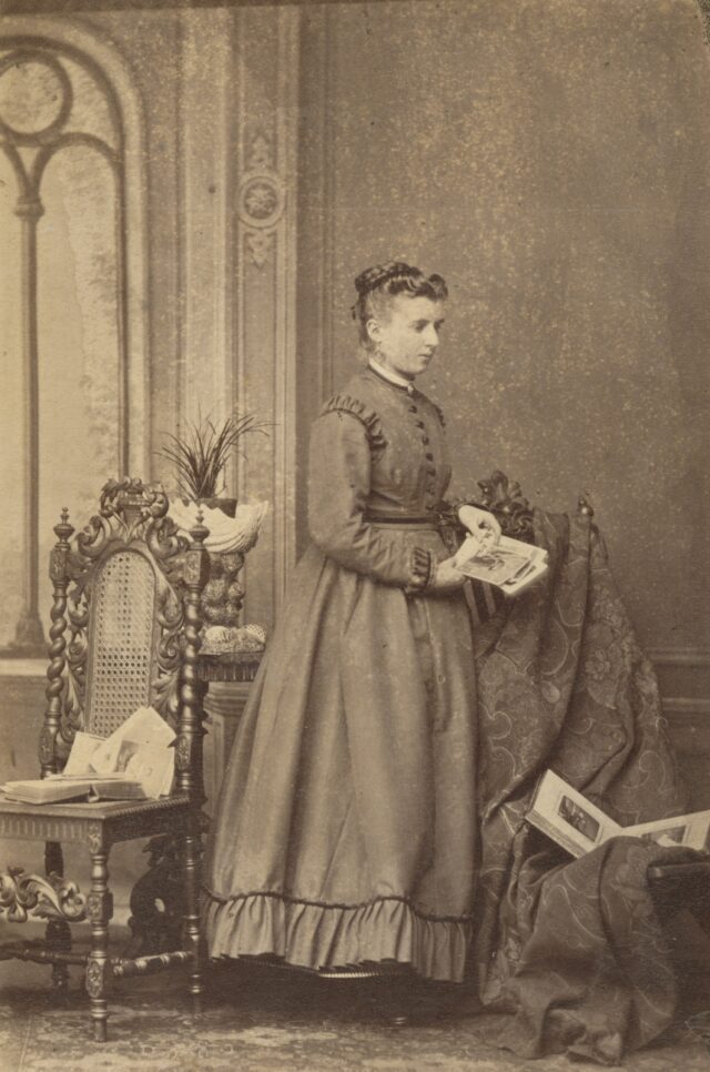 Porträt einer Frau mit Kabinettkarten, 1860er Jahre