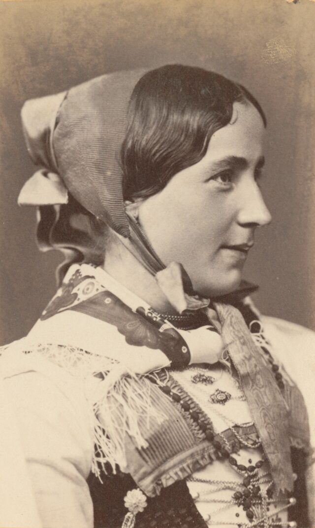 Frau in Tracht, 1860er Jahre