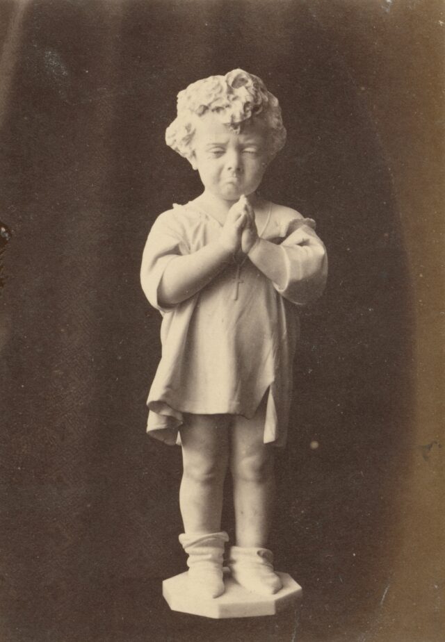 "Praying unwillingly", Marmorstatuette von Guarnerio, Italien, um 1873