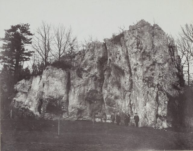 Jakob Nüesch vor dem Felsen "Schweizersbild", Kanton Schaffhausen, 1890er Jahre