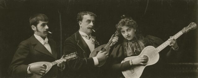 Marzell, Ludwig und Adrienne Taeschler musizierend, 1895–1900