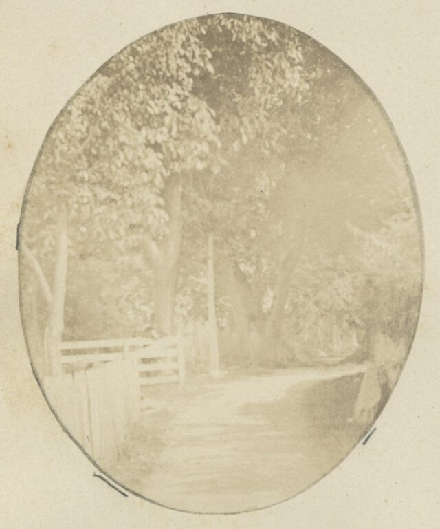 Weg mit Zaun und Bäumen, um 1860