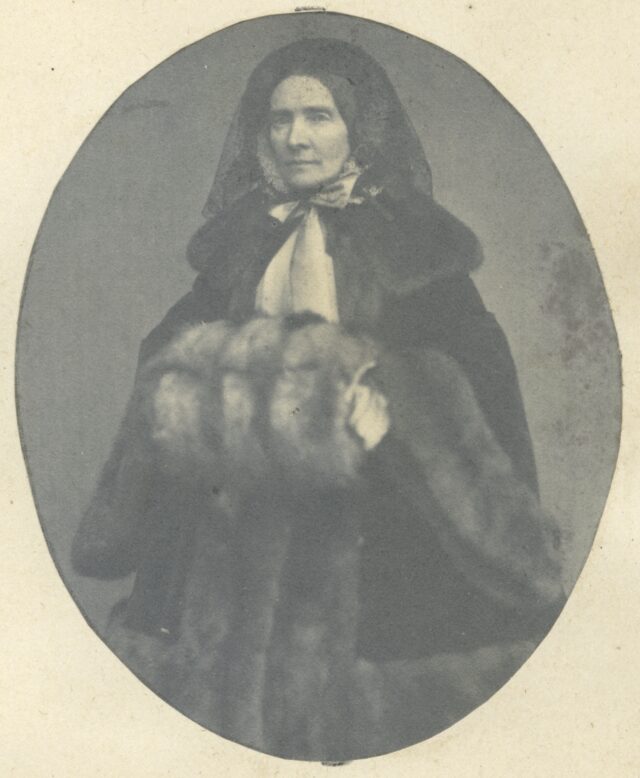 Porträt einer Frau mit Pelzmuff, um 1860