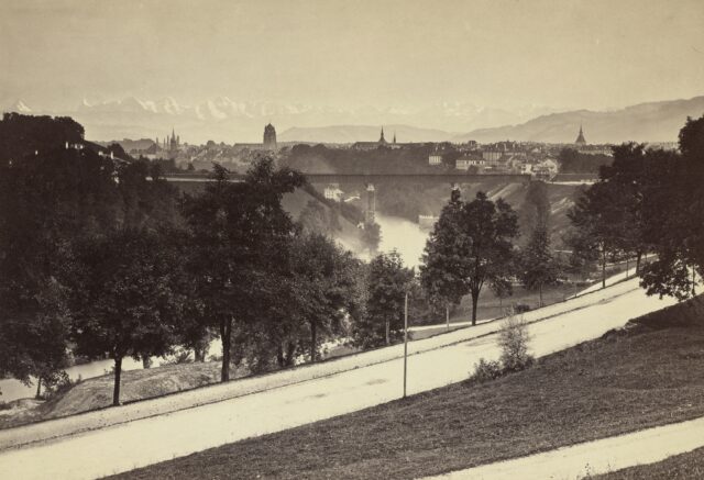 Bern und die Aare, mit Sicht auf die Berner Alpen, um 1875