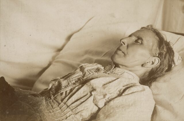 Frau auf dem Totenbett, um 1890