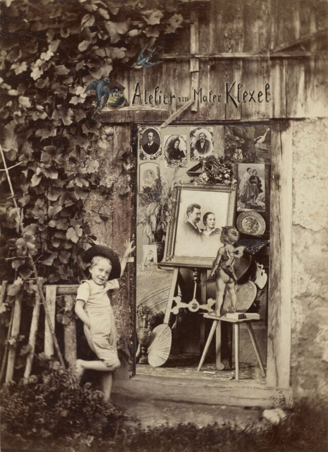 Kind vor dem Atelier des Malers Klexel mit inszeniertem Interieur, Fotocollage, um 1891