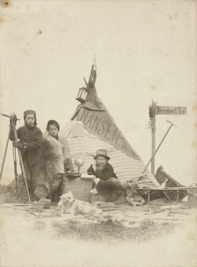Inszenierung von Kindern als Polarforscher, um 1890