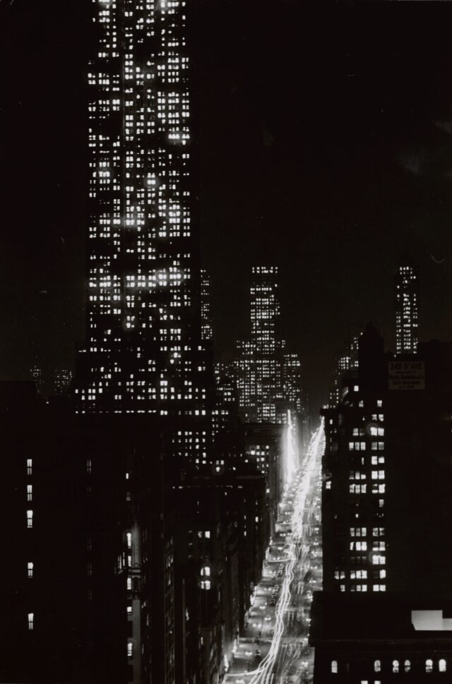 Die Fifth Avenue beim Einnachten gegen Norden, New York, 1953